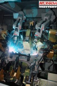 彙衆副車架焊接機器人工作站